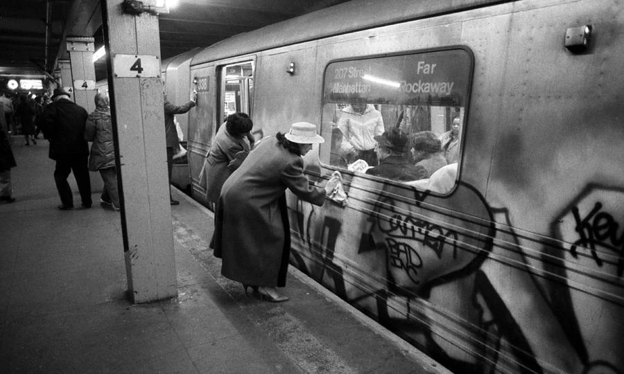 volunteers-clean-subway-graffitithe-new-york-daily-news-archive